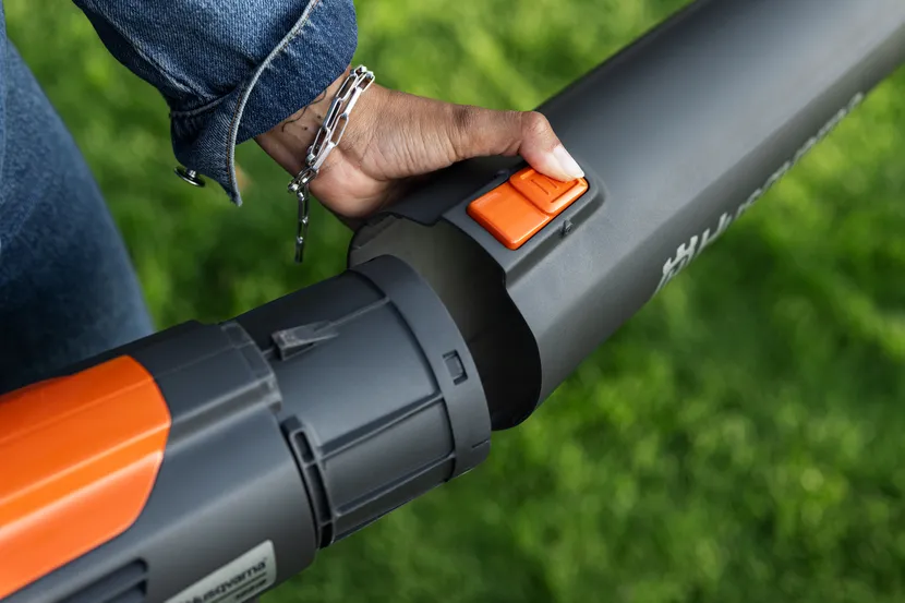Rurę można łatwo wyjąć bez użycia narzędzi Husqvarna 122iB Rurę można łatwo wyjąć bez użycia narzędzi Husqvarna 122iB